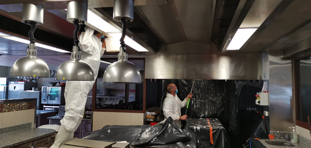 Hotte de ventilation en cuisine professionnelle - Ile-de-France